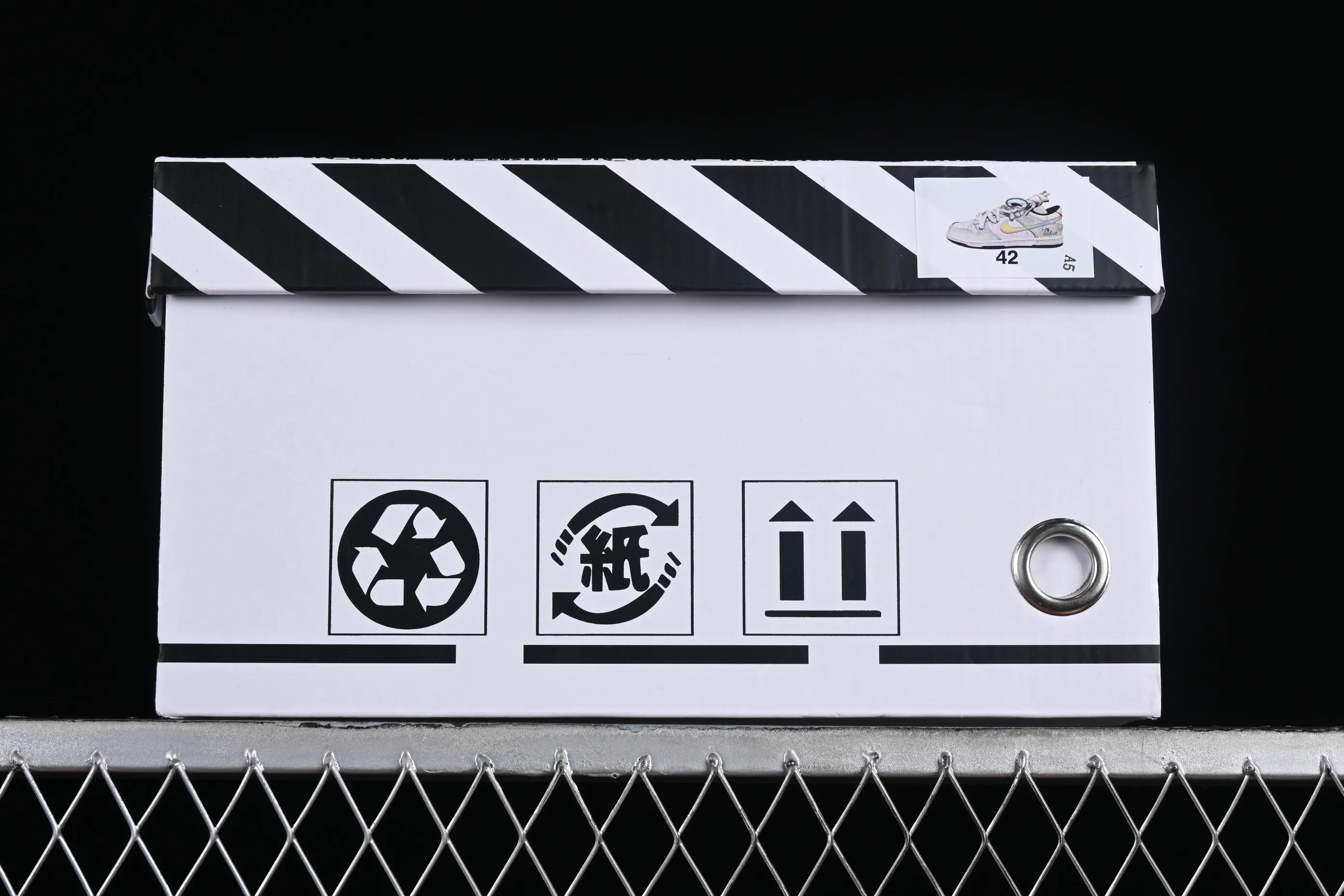 All Categories Nk SB Dunk Series Nk SB Dunk Low Low-top sneakers Nk Dunk Low Customized Da Vinci Xingli Flash Wing Simple black, white and gray SB strap low-top casual sneakers CW1590-100